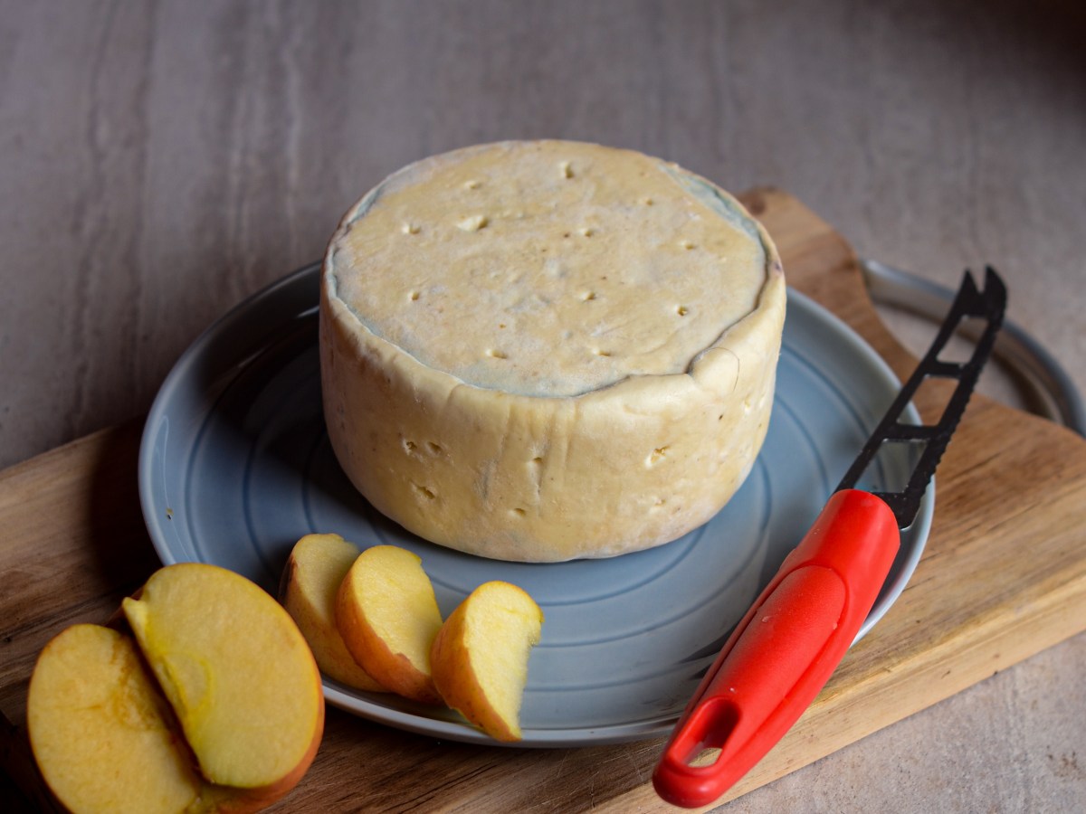 Ada yang Berani Mencoba Makan Keju&nbsp;Biru?